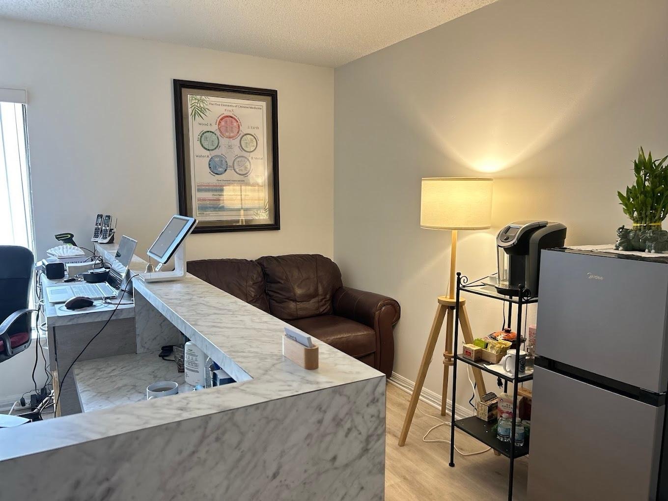 Comfortable patient waiting area at Yi Acupuncture clinic