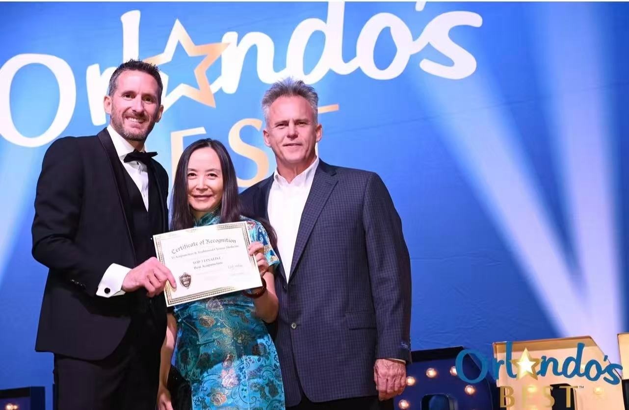 Dr. Qing Yi receiving Orlando's Best Acupuncture 2024 award on stage