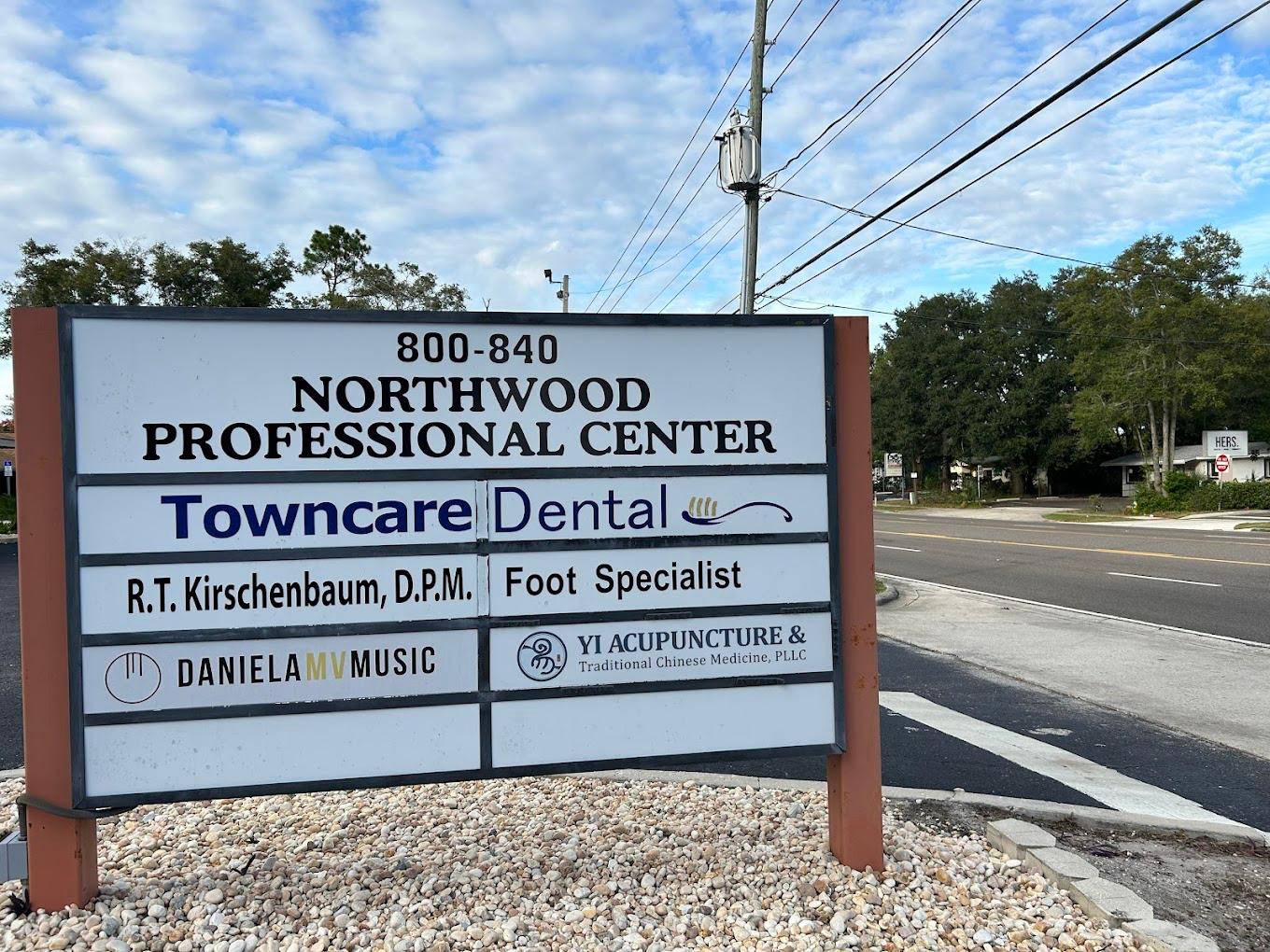 Northwood Professional Center building sign showing Yi Acupuncture & TCM location in Altamonte Springs
